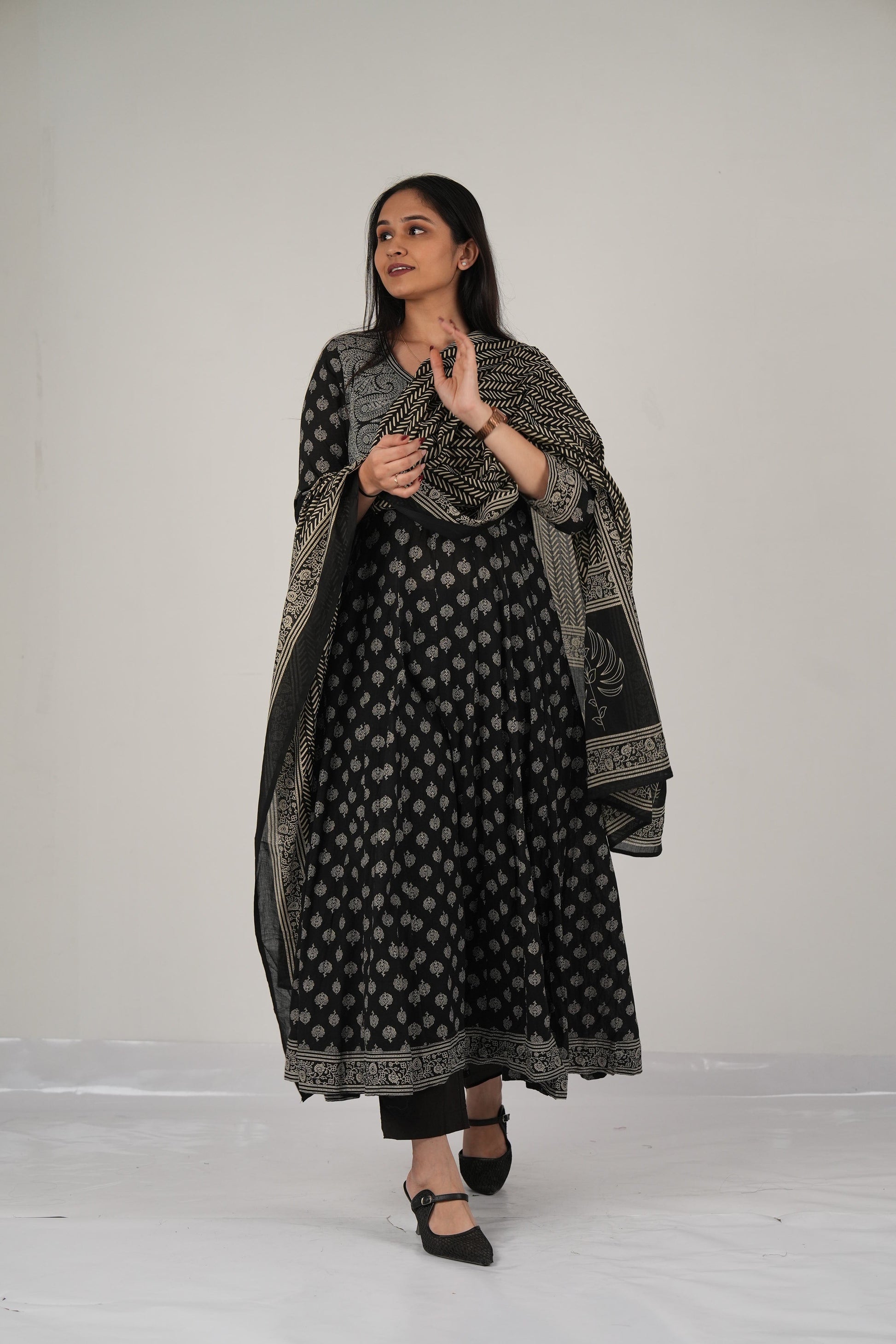 Elegant ethnic kurta pant.