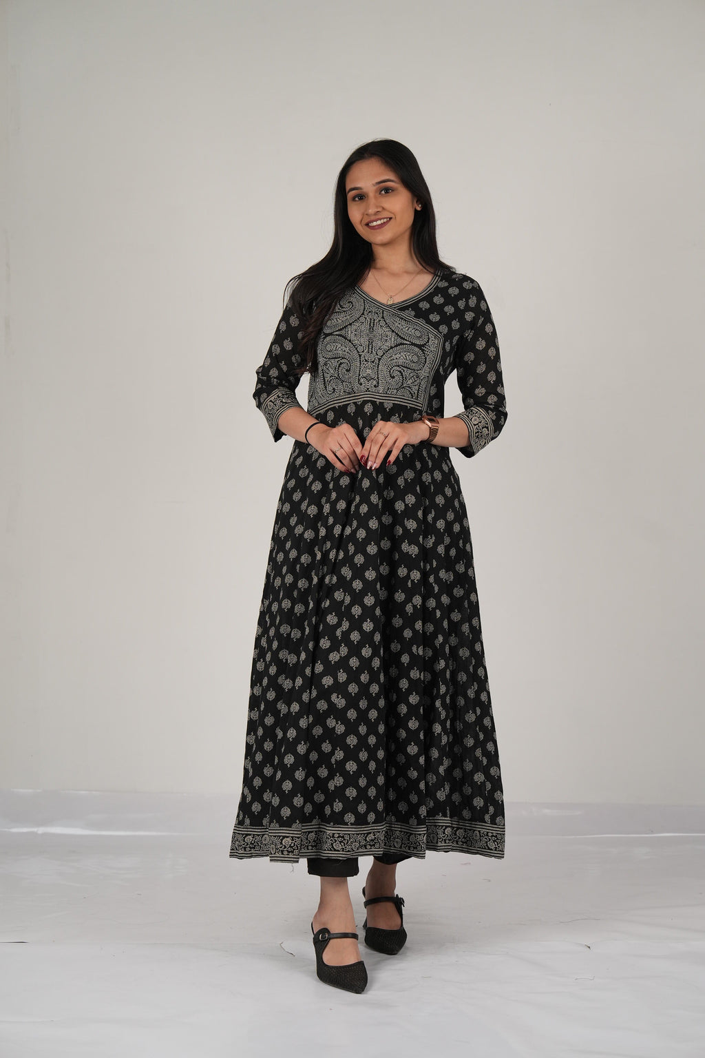 Elegant ethnic kurta pant.