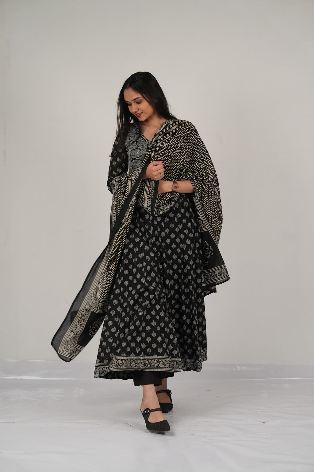 Elegant ethnic kurta pant.