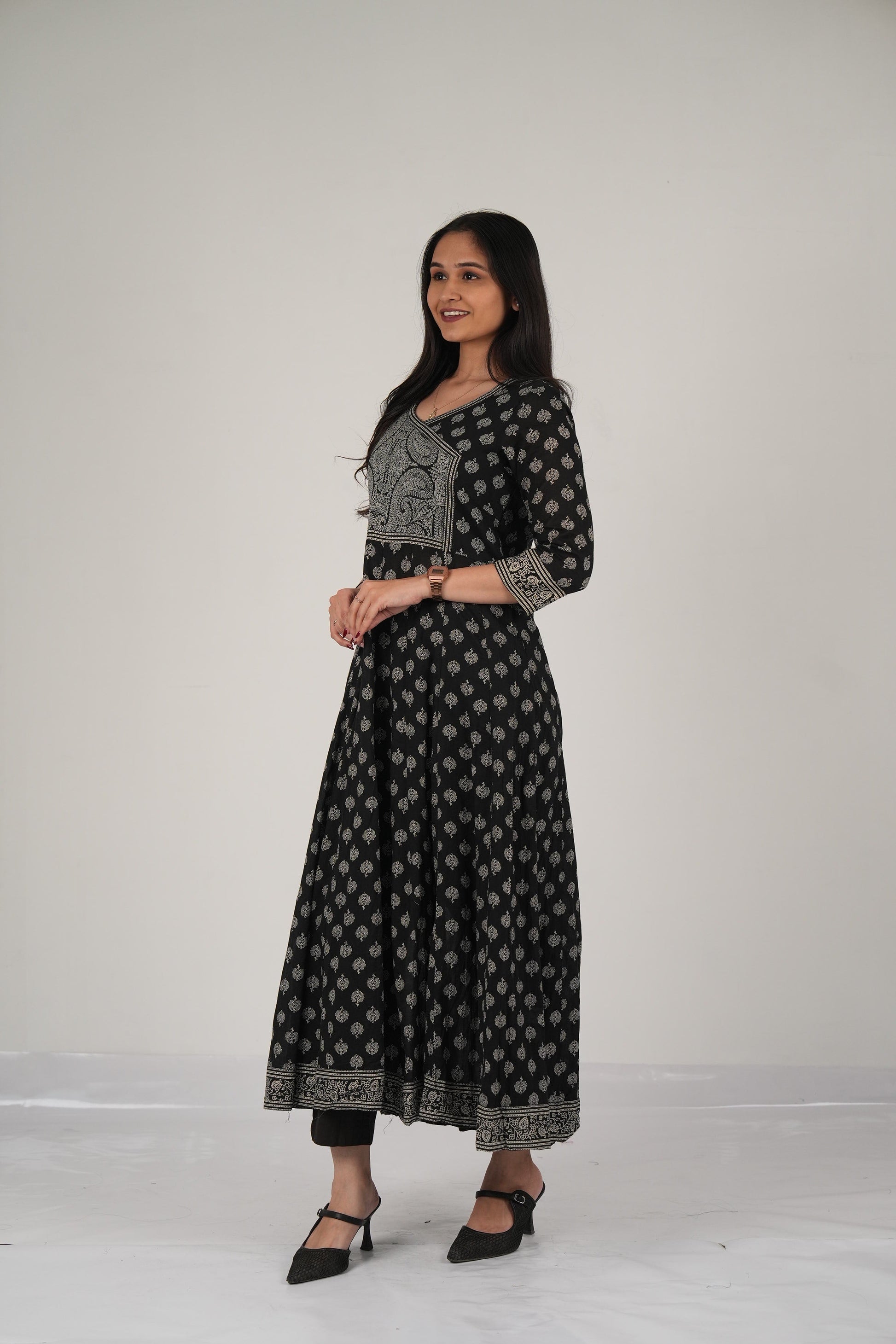 Elegant ethnic kurta pant.